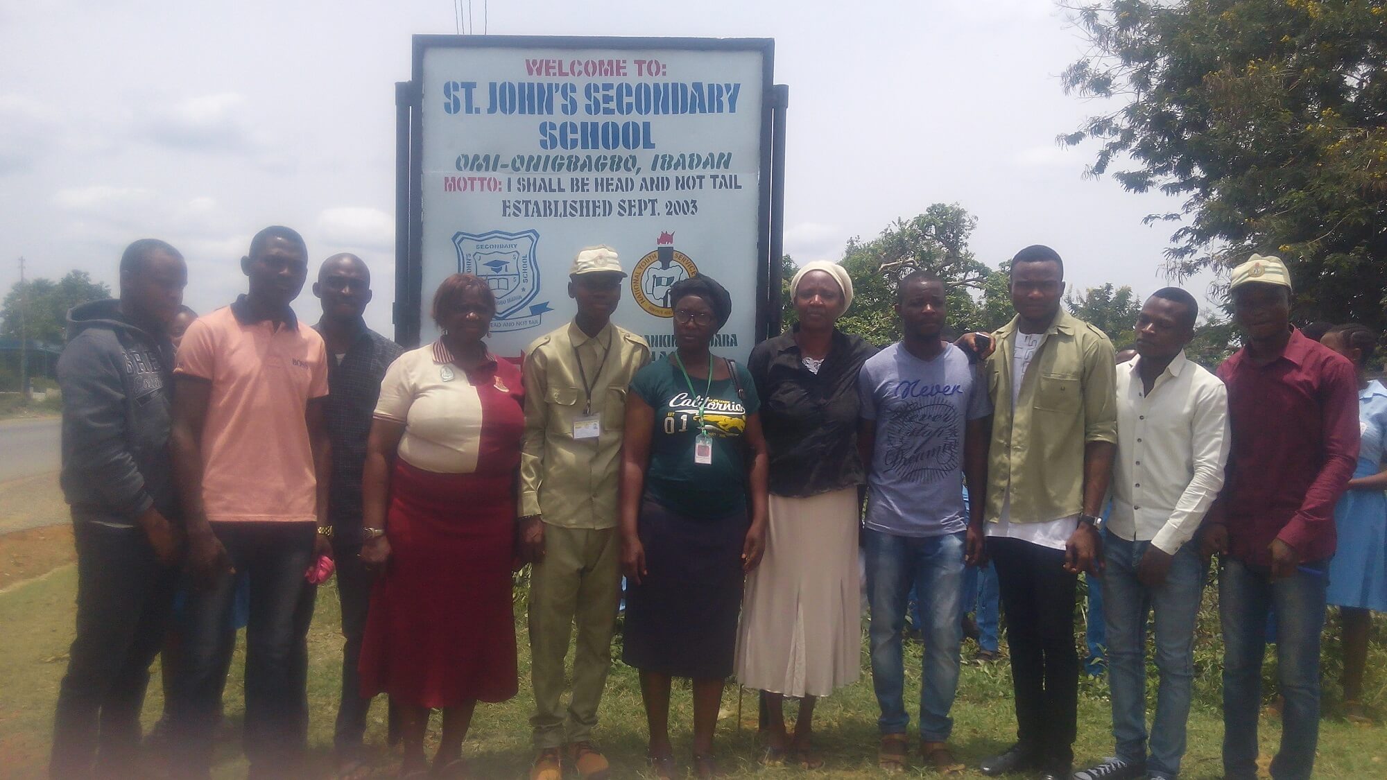 Oguara Rankins constructs signpost for school, donates trashbin